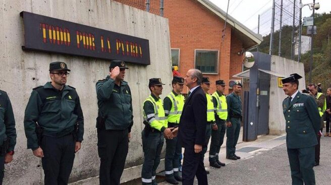 El director general de la Guardia Civil, Arsenio Fernández de Mesa, en su visita al cuartel de Alsasua.