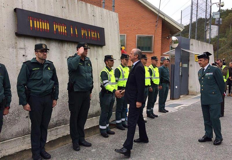 El director general de la Guardia Civil, Arsenio Fernández de Mesa, en su visita al cuartel de Alsasua.