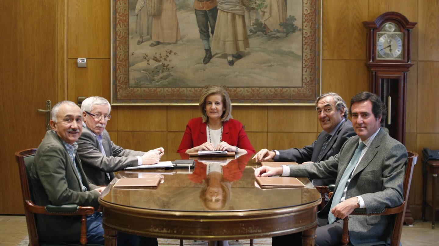 Reunión de la ministra de Empleo, Fátima Báñez, con los agentes sociales.