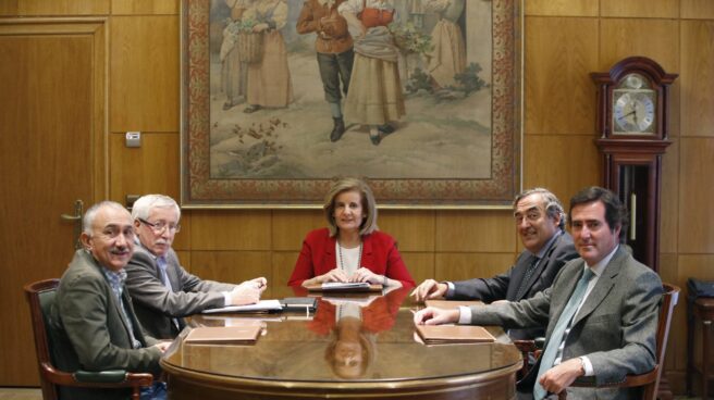 Reunión de la ministra de Empleo, Fátima Báñez, con los agentes sociales.