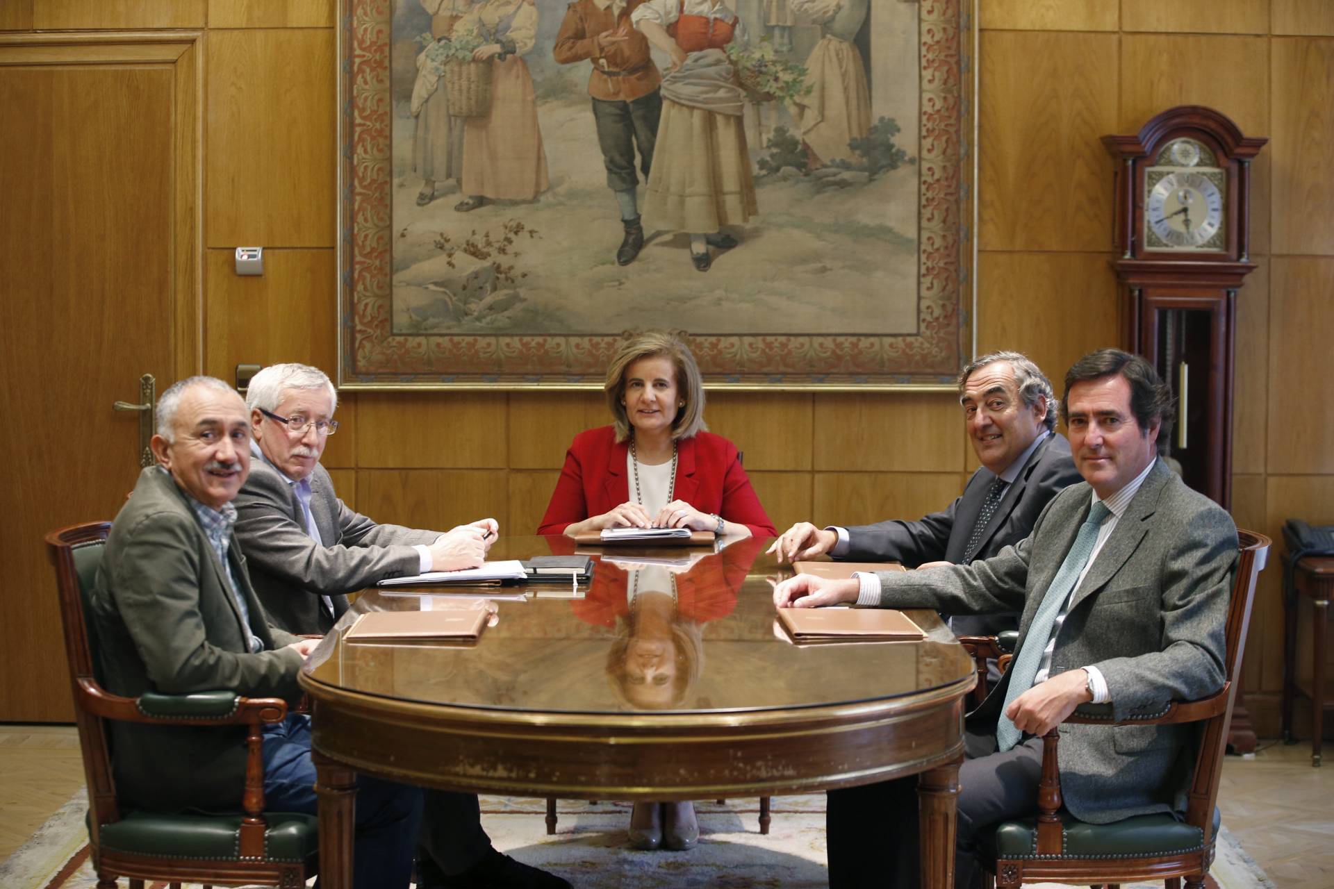 Reunión de la ministra de Empleo, Fátima Báñez, con los agentes sociales.