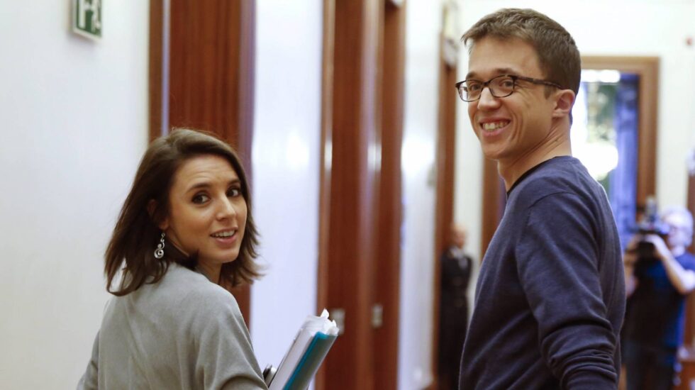 Irene Montero, junto a Iñigo Errejón en los pasillos del Congreso.