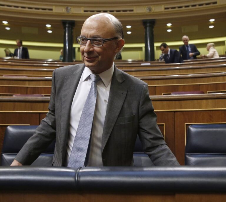 El Gobierno libra a autónomos y pymes de la subida de impuestos