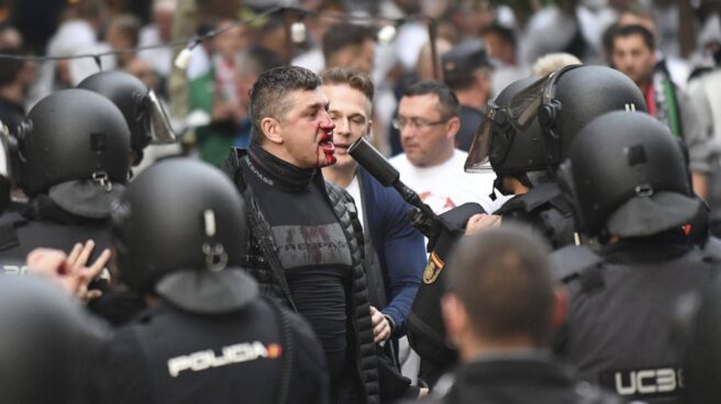 Un ultra del Legia rodeado de Policías antes del partido de Champions en el Santiago Bernabéu.