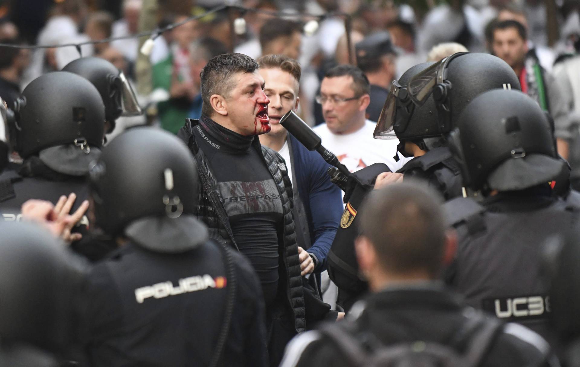 Duro enfrentamiento entre los ultras del Legia y la Policía a las puertas del Bernabéu