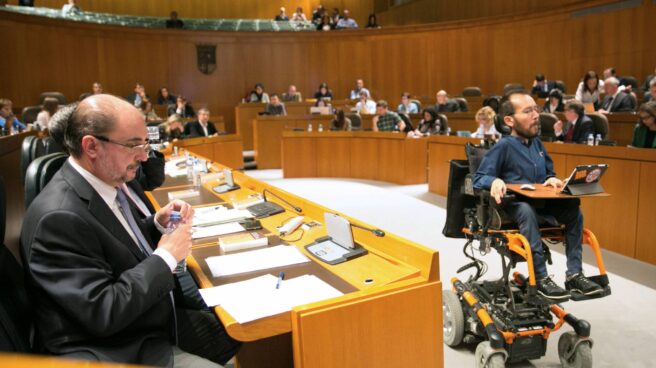 Pablo Echenique y Javier Lambán en el Parlamento aragonés.