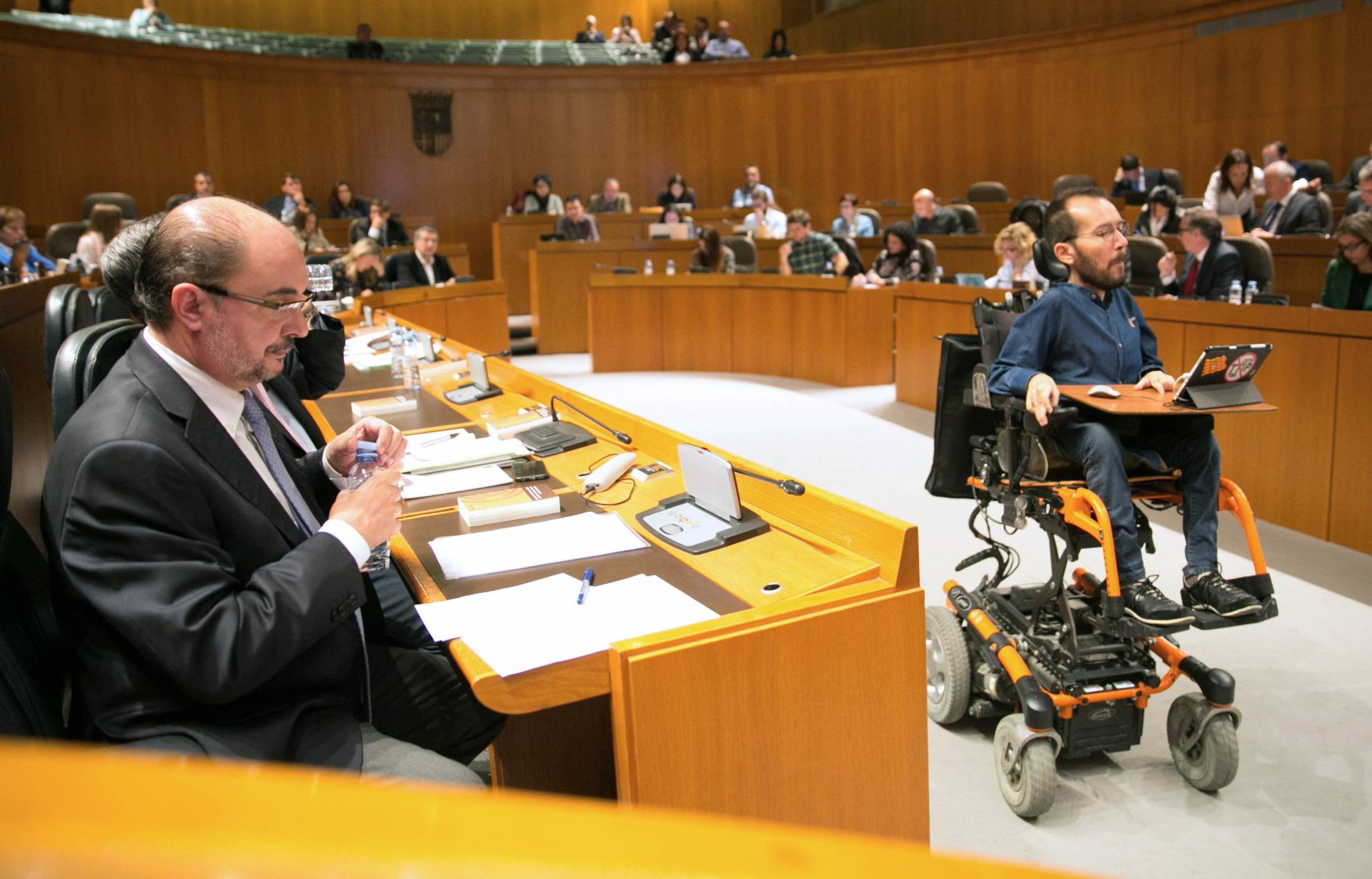 Pablo Echenique y Javier Lambán en el Parlamento aragonés.