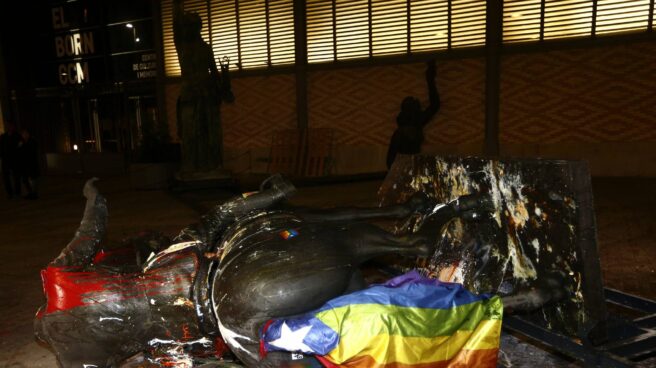 La estatua ecuestre de Franco exhibida en el Born, destrozada la noche del jueves. La estatua ecuestre de Franco exhibida en el Born, destrozada la noche del jueves.
