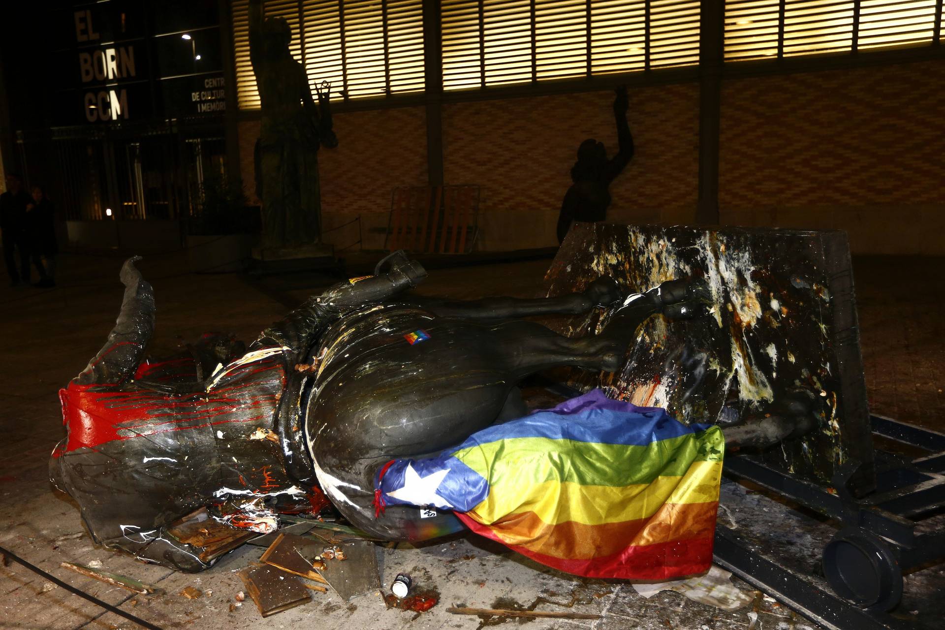 La estatua ecuestre de Franco exhibida en el Born, destrozada la noche del jueves.