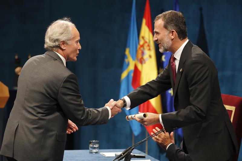 El Rey Felipe entrega al escritor Richard Ford el premio Princesa de Asturias de las Artes.