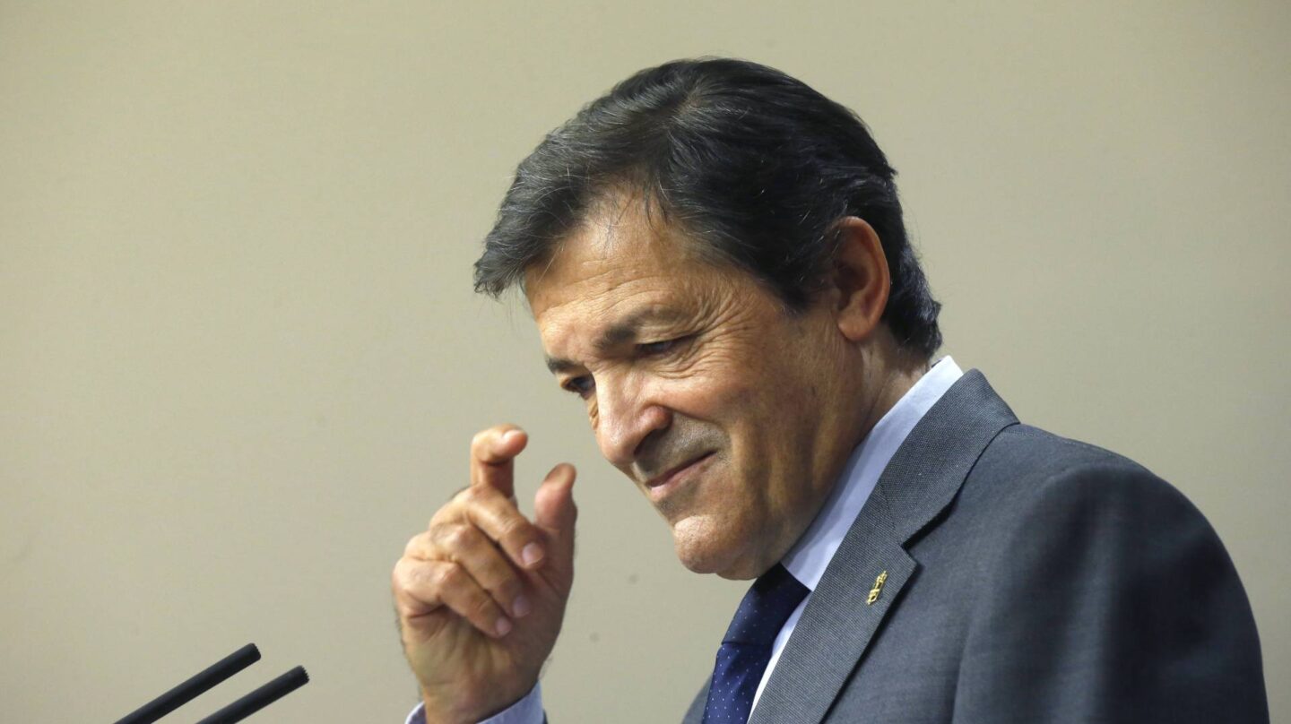El presidente de la gestora del PSOE, Javier Fernández, en el Congreso de los Diputados.