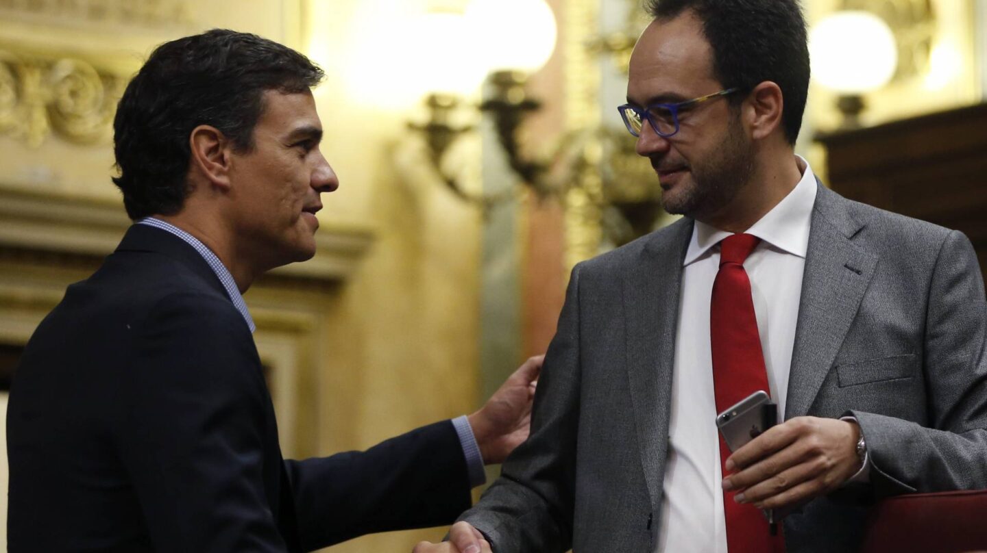Pedro Sánchez saluda a Antonio Hernando.