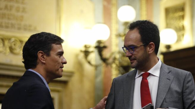 Pedro Sánchez saluda a Antonio Hernando.