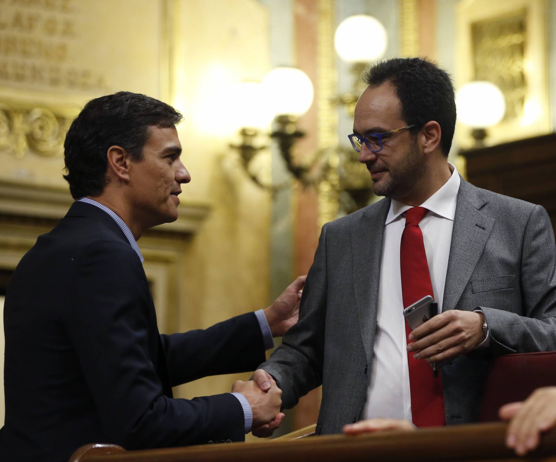 Pedro Sánchez saluda a Antonio Hernando.