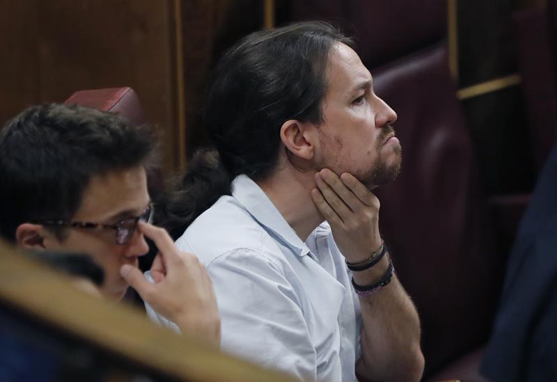 Pablo Iglesias e Íñigo Errejon, en sus escañ