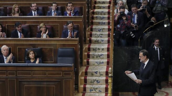 El presidente del Gobierno, Mariano Rajoy, se encamina hacia su escaño.