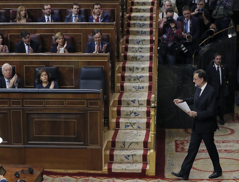 El presidente del Gobierno, Mariano Rajoy, se encamina hacia su escaño.