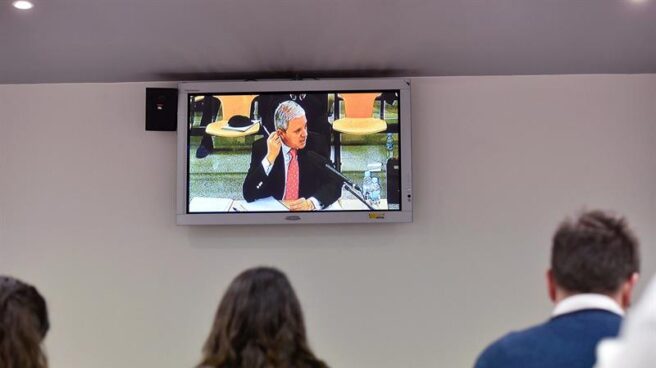 Pablo Crespo, en la pantalla, en un momento de su declaración judicial.