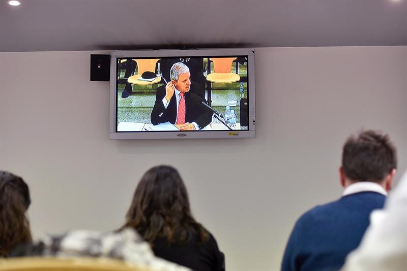 Pablo Crespo, en la pantalla, en un momento de su declaración judicial.