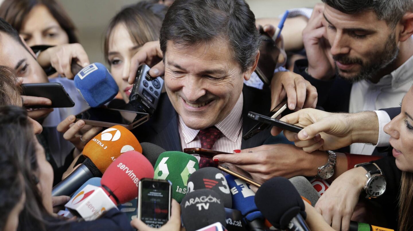 El presidente de la gestora del PSOE, Javier Fernández, atiende a los medios en el Congreso.