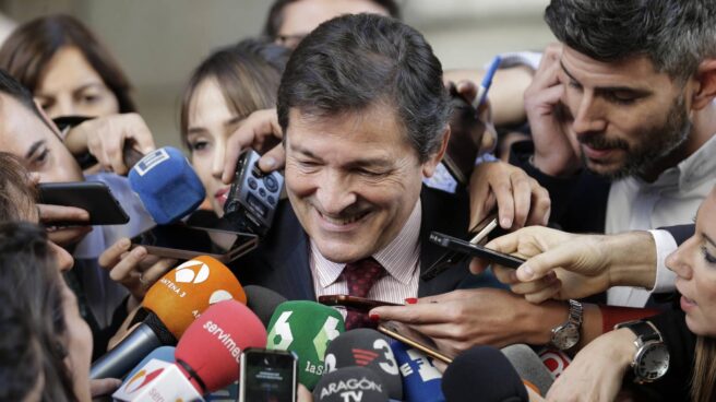 El presidente de la gestora del PSOE, Javier Fernández, atiende a los medios en el Congreso. El presidente de la gestora del PSOE, Javier Fernández, atiende a los medios en el Congreso.