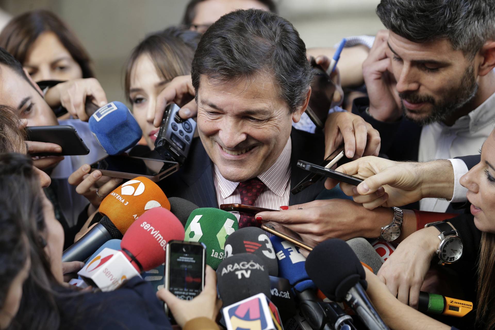 El presidente de la gestora del PSOE, Javier Fernández, atiende a los medios en el Congreso.