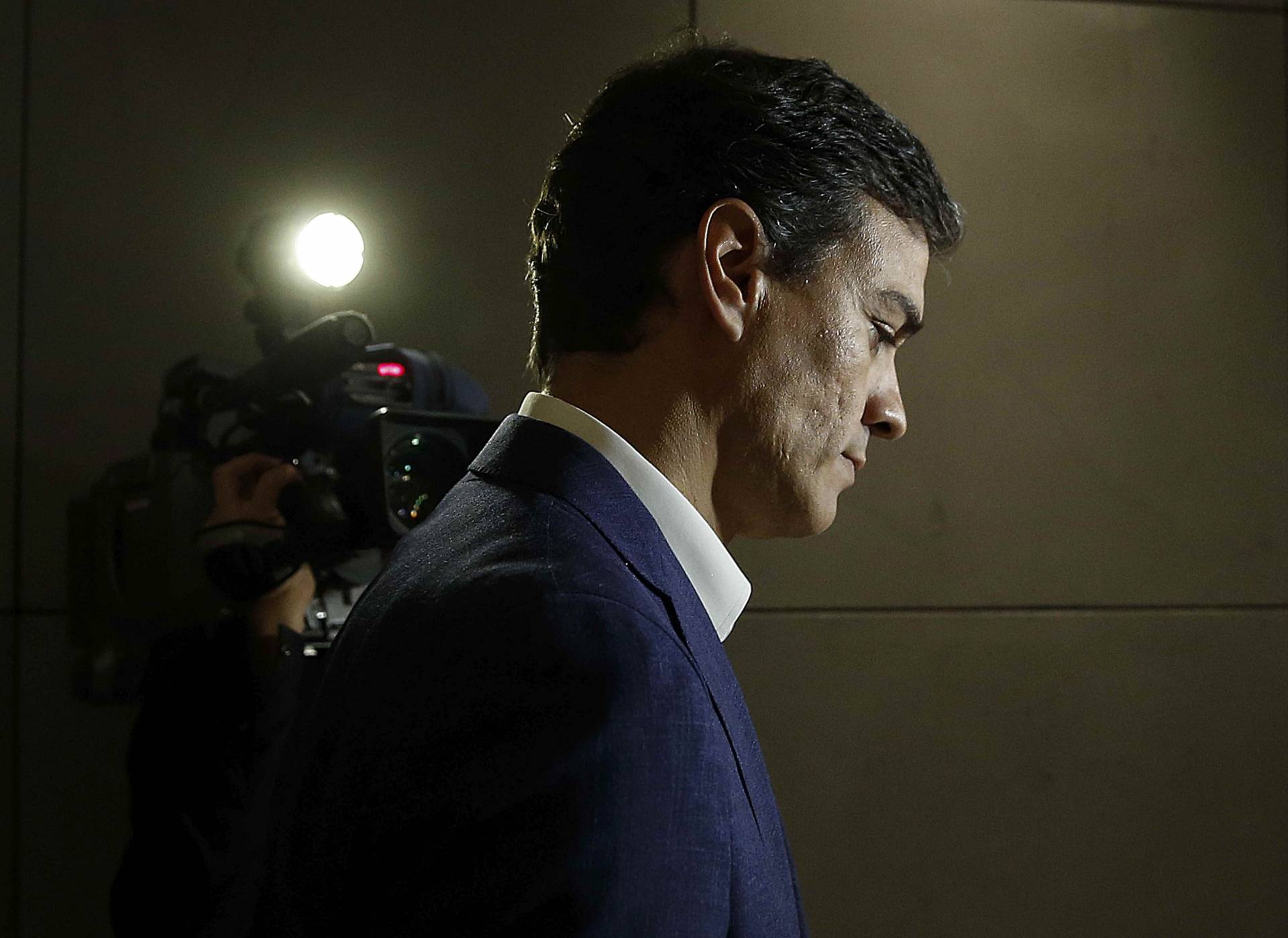 Pedro Sánchez renuncia a su acta de diputado.