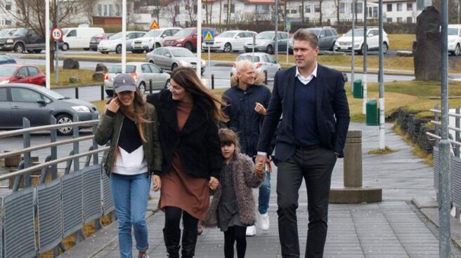 El líder del Partido de la Independencia, con su familia en Gardabaer, Islandia.