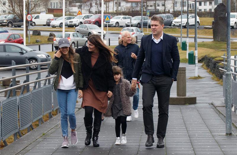 El líder del Partido de la Independencia, con su familia en Gardabaer, Islandia.