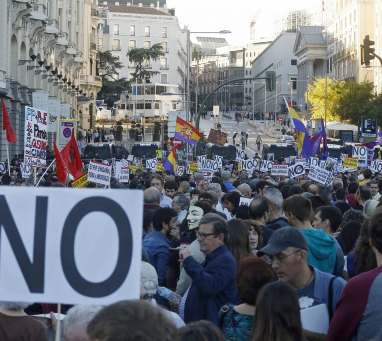 Iglesias saluda finalmente a los manifestantes de 'Rodea el Congreso'