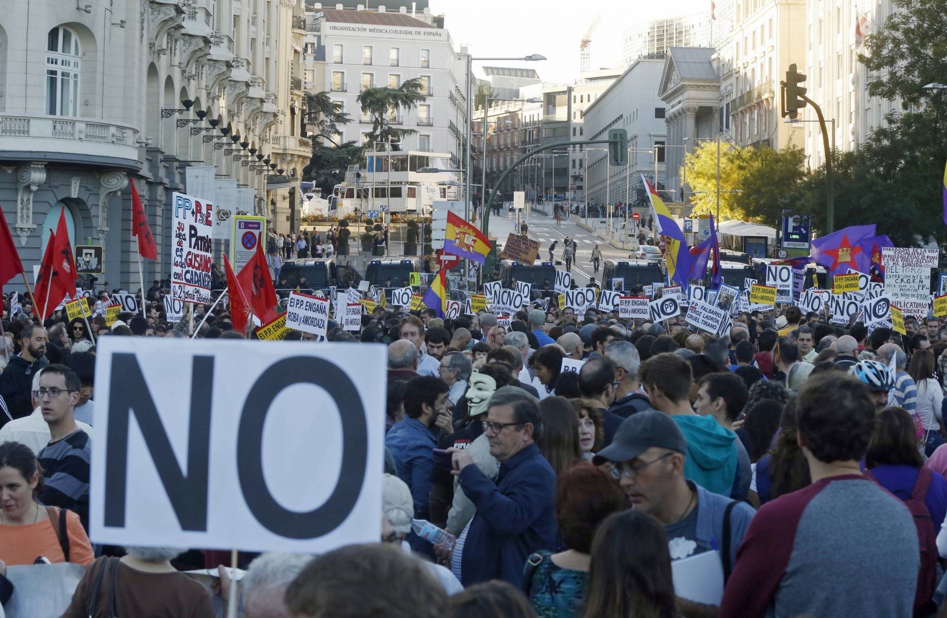 Iglesias saluda finalmente a los manifestantes de 'Rodea el Congreso'