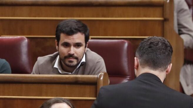 Pablo Iglesias saluda a Gabriel Rufián en el Congreso de los Diputados.