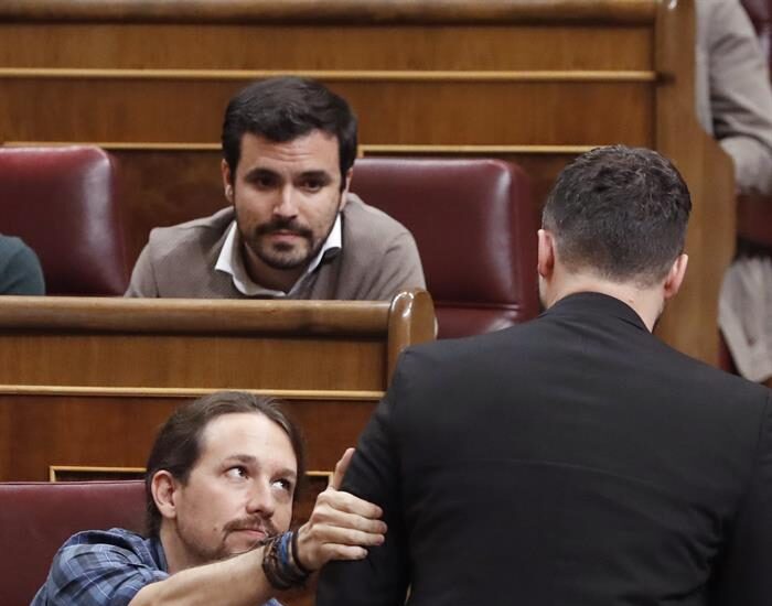 Pablo Iglesias saluda a Gabriel Rufián en el Congreso de los Diputados.