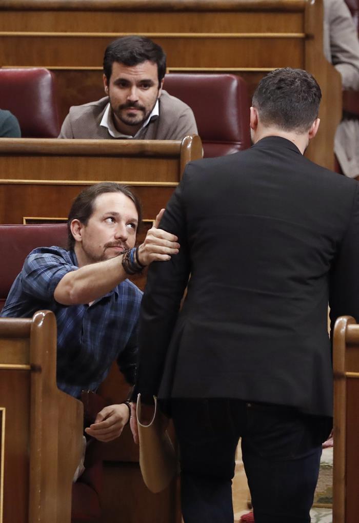 Pablo Iglesias saluda a Gabriel Rufián en el Congreso de los Diputados.