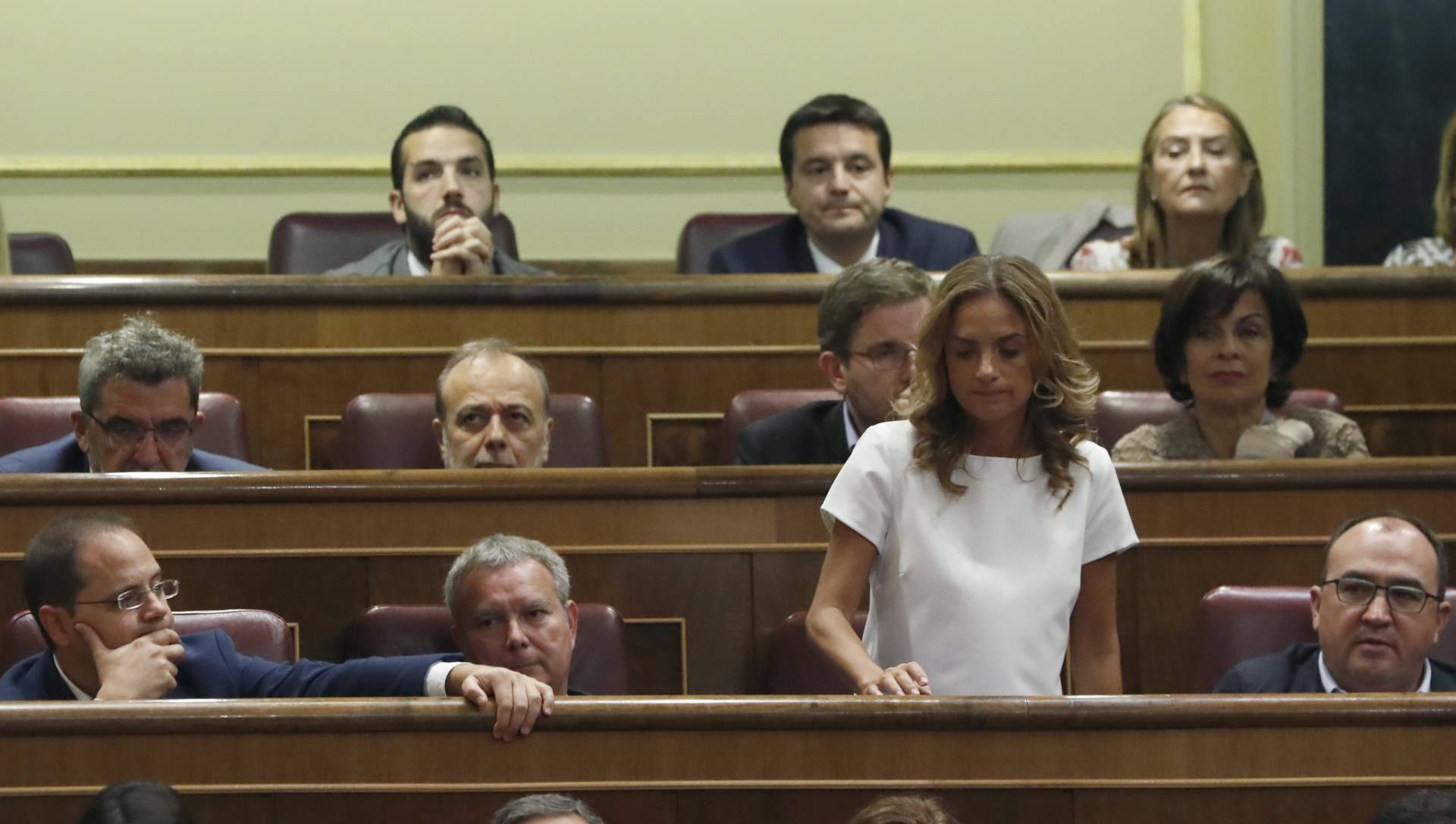 Susana Sumelzo, de pie, durante la votación de investidura.