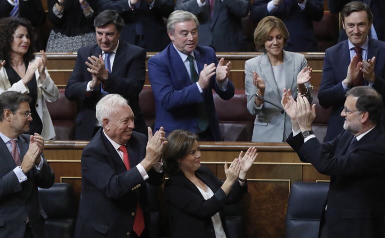 Rajoy, ya investido, endurece su discurso para advertir que no "traicionará" su proyecto