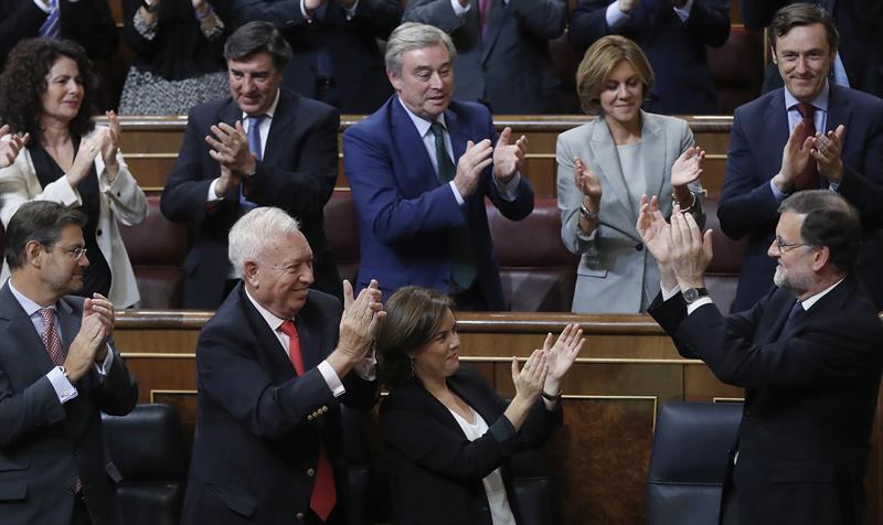 Mariano Rajoy recibe el aplauso de los diputados populares tras ser investido.
