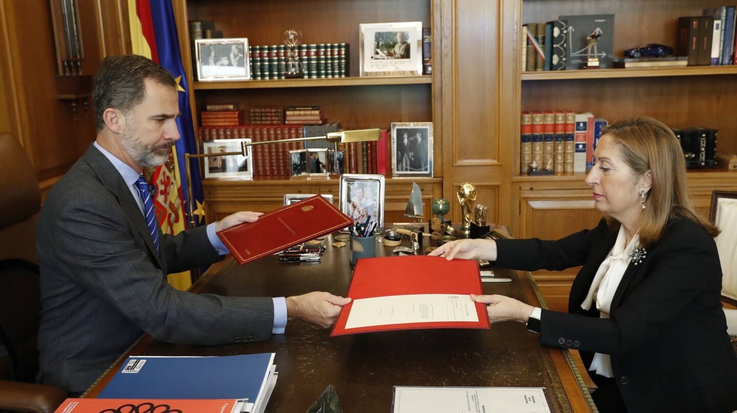 El Rey Felipe VI y la presidenta del Congreso Ana Pastor.