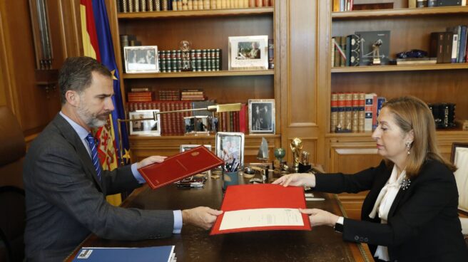 El Rey Felipe VI y la presidenta del Congreso Ana Pastor. El Rey Felipe VI y la presidenta del Congreso Ana Pastor.