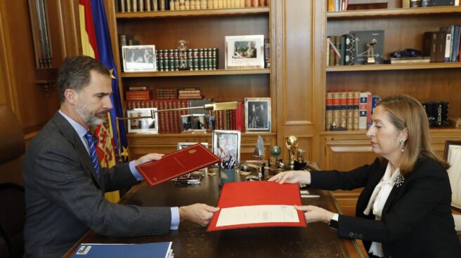 El Rey Felipe VI y la presidenta del Congreso Ana Pastor.