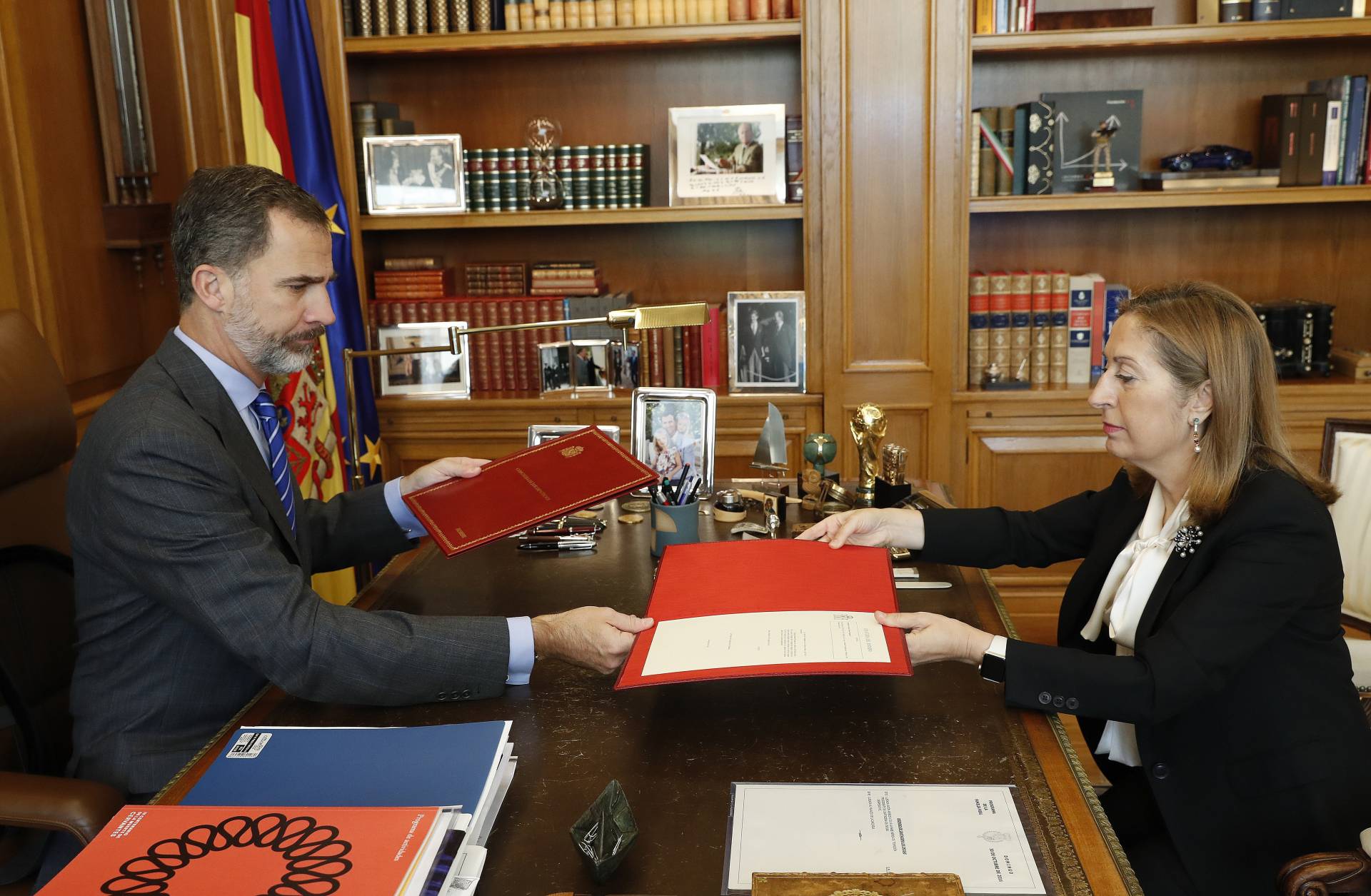 El Rey Felipe VI y la presidenta del Congreso Ana Pastor.