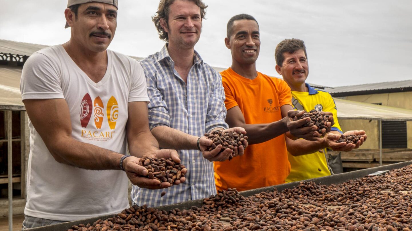 Santiago Peralta, el segundo por la derecha) con algunos de los agricultores locales.