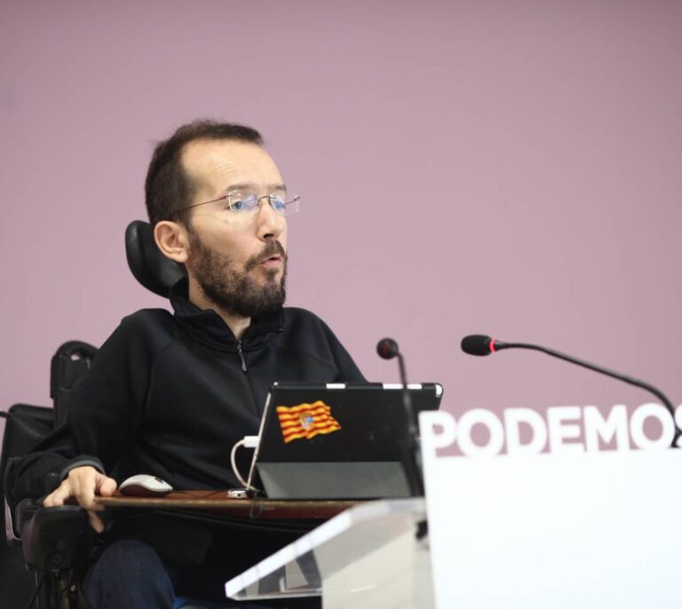Echenique felicita a Teresa Rodríguez por su victoria: "Ahora a ganar al susanato"