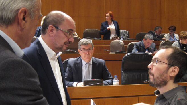 El presidente de Aragón, Javier Lambán, junto al secretario general de Podemos en la comunidad, Pablo Echenique.