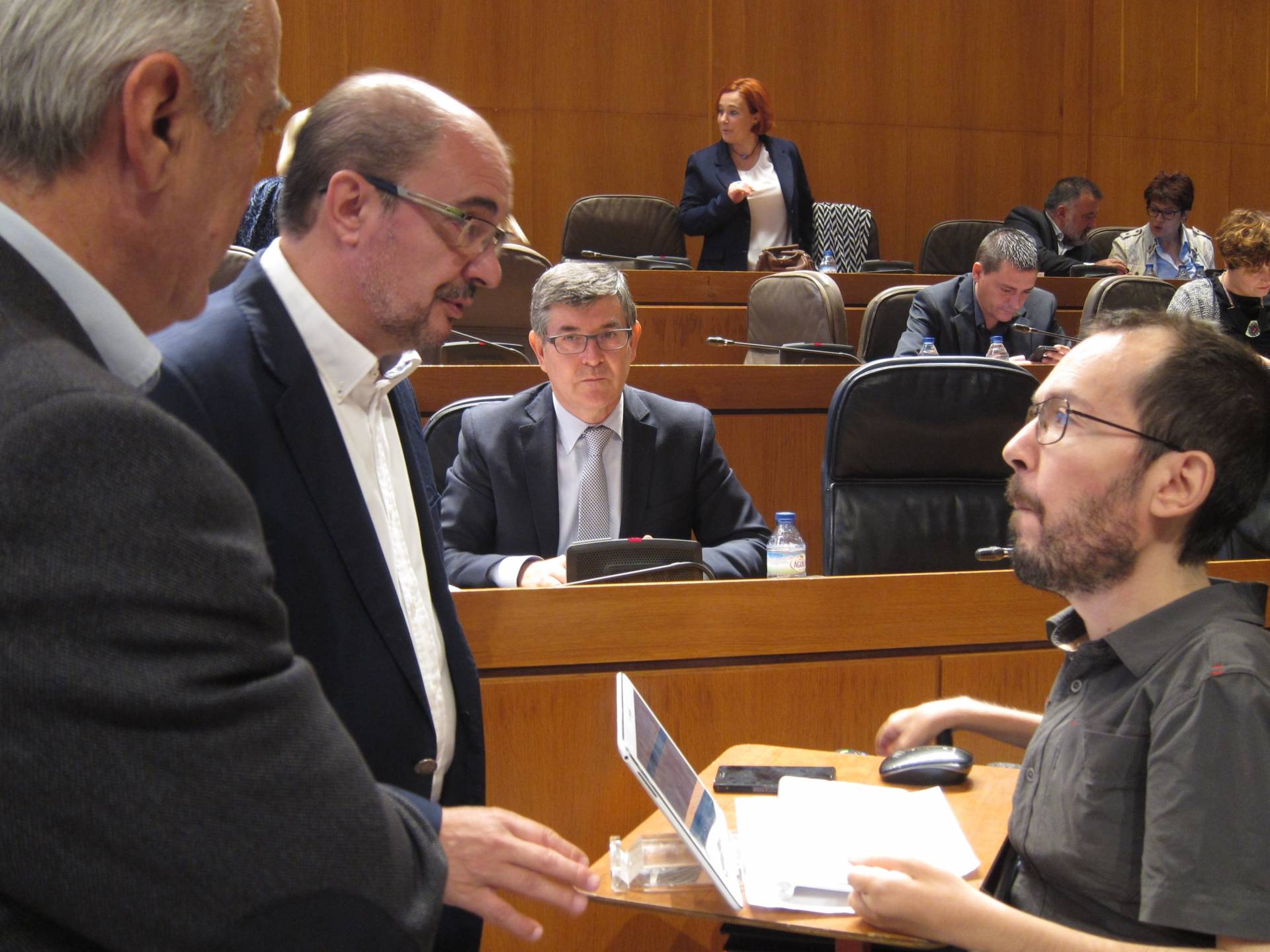 El presidente de Aragón, Javier Lambán, junto al secretario general de Podemos en la comunidad, Pablo Echenique.