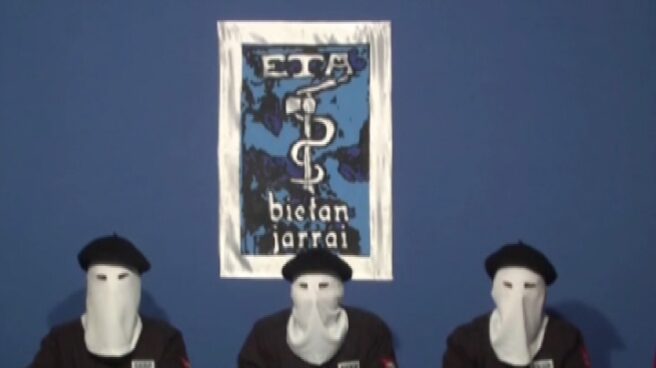 Tres miembros de ETA leen el comunicado de cese de la violencia, en octubre de 2011. Tres miembros de ETA leen el comunicado de cese de la violencia, en octubre de 2011.