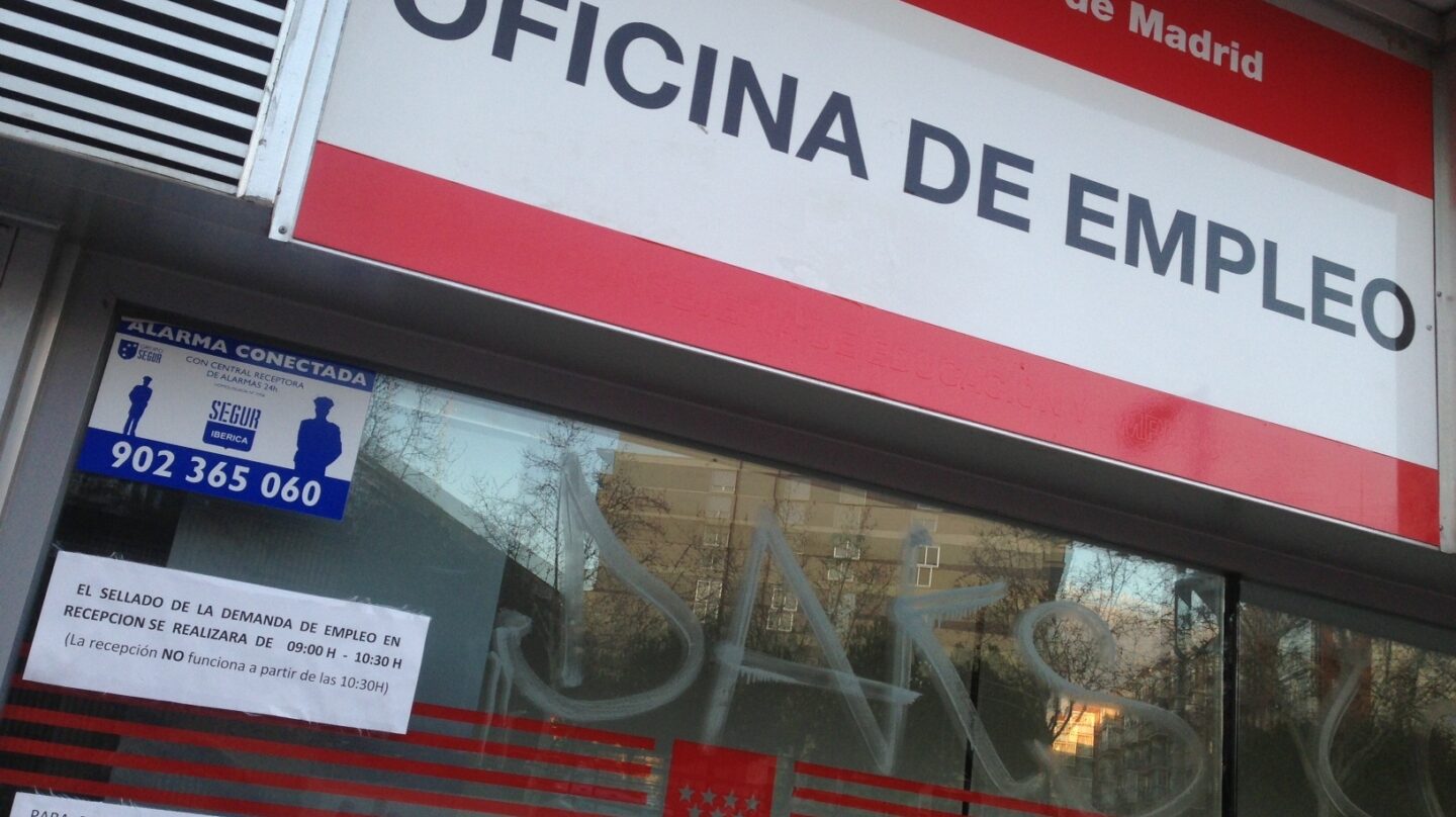 Fachada de una oficina del empleo.