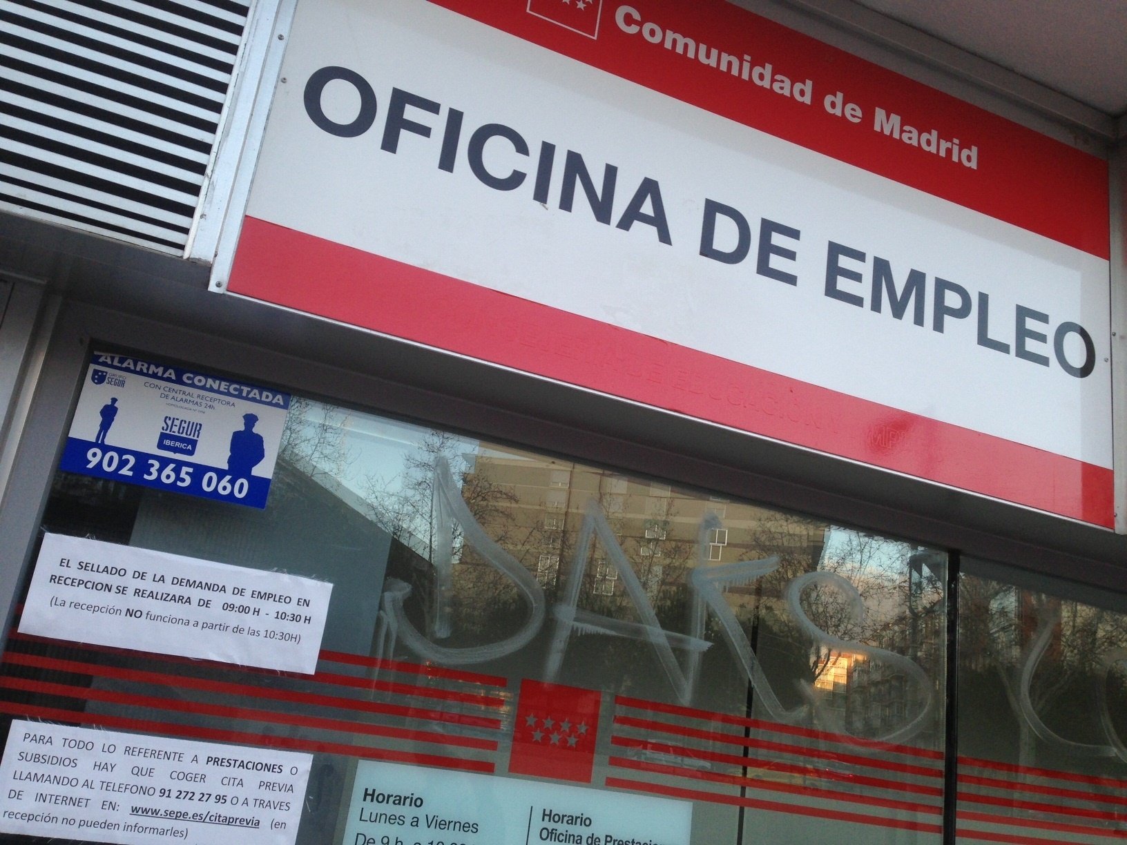 Fachada de una oficina del empleo.