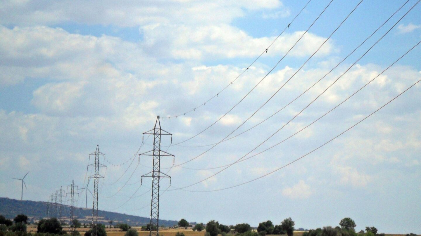 Cables de alta tensión, propiedad de la eléctrica Iberdrola,