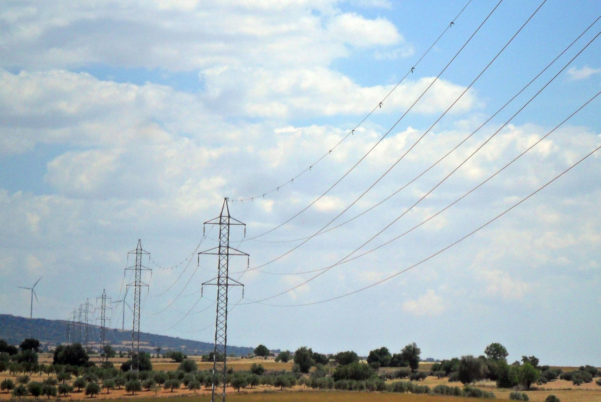 Cables de alta tensión, propiedad de la eléctrica Iberdrola,